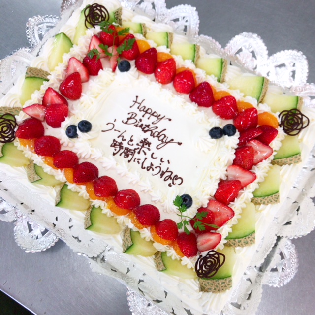 熱海 湯河原 バースデーケーキ大きなシートデコレーションのお誕生日用ケーキです 熱海 住吉屋の店長ブログ